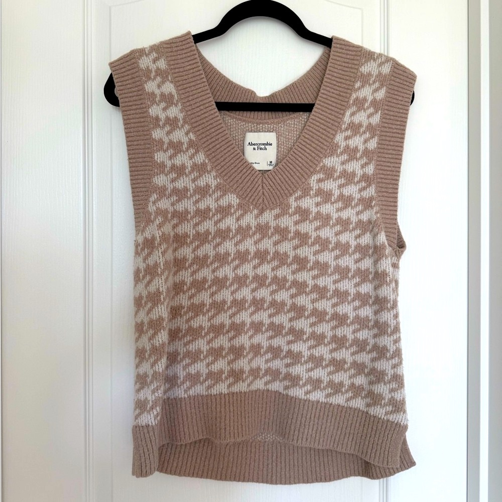 Abercrombie & Fitch Tan and White V-Neck Sweater Vest
